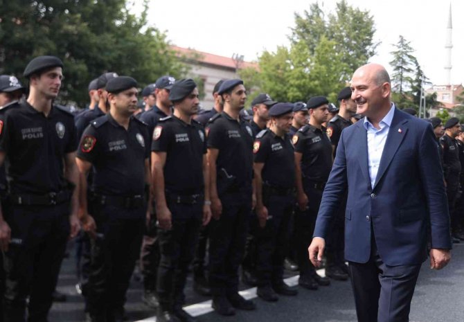 İ̇çişleri Bakanı Soylu, Çevik Kuvvet Polisleriyle Bayramlaştı