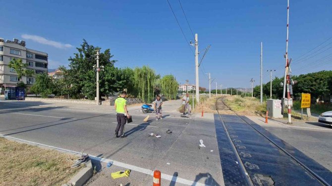 İ̇zmir’de Tren İle Motosiklet Çarpıştı: 1 Ağır Yaralı