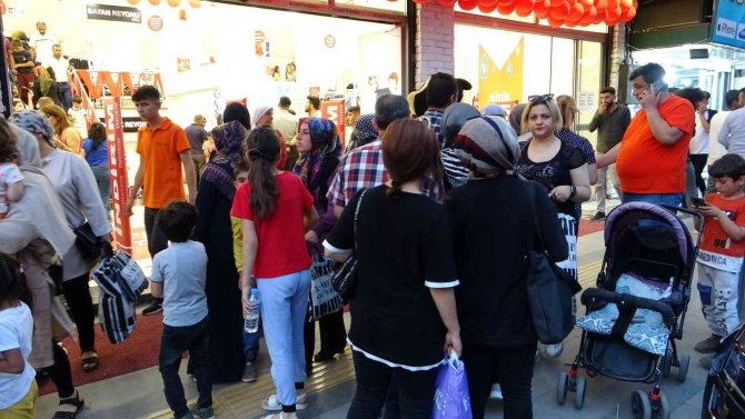 İ̇ranlı Turistler Van Esnafına Çifte Bayram Yaşattı