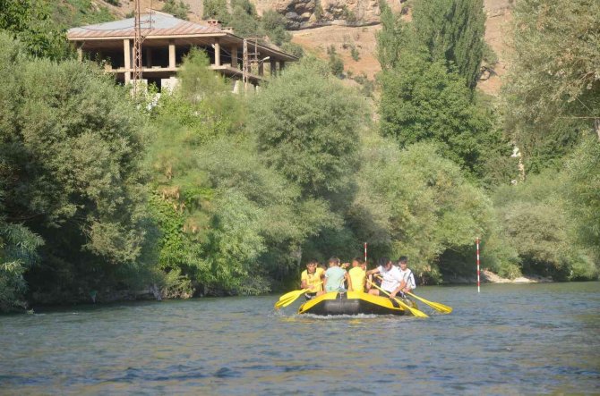 Şırnaklı Çocuklar Bayramı Rafting Heyecanıyla Geçirdi