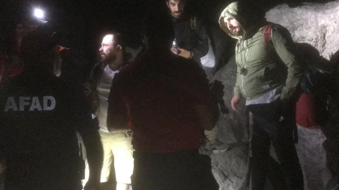 Yolunu Kaybeden 3 Kişi Jandarma Tarafından Kurtarıldı