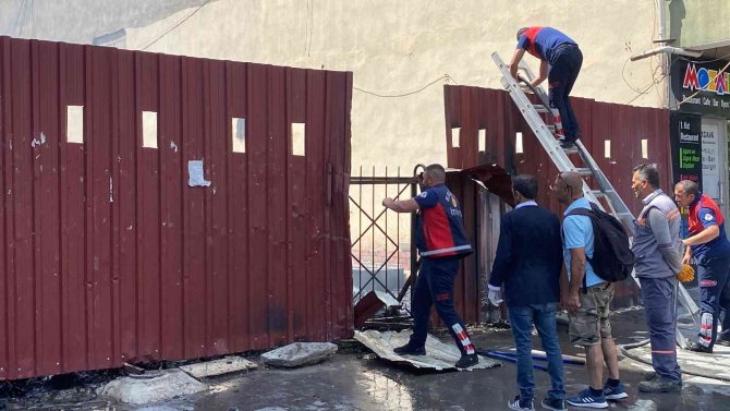 Erzincan’da İşlek Caddede Çıkan Yangın Korkuttu