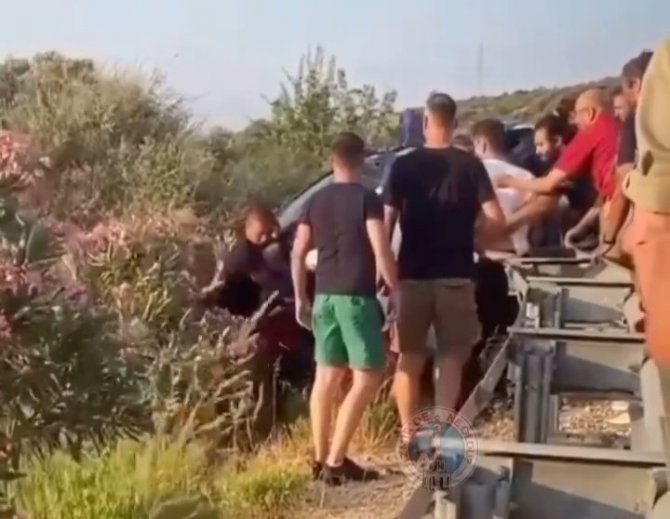 İ̇zmir’de İki Aracın Çarpıştığı Kazada Ölenlerin Sayısı 2’ye Yükseldi