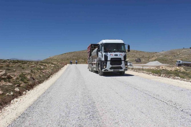 Erdemli’nin Kırsal Mahallelerinde Asfalt Çalışmaları Sürüyor