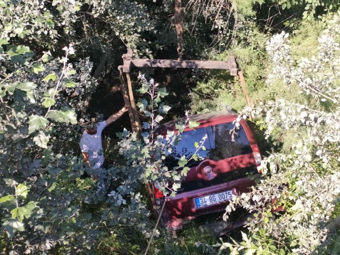 Ayazağa’da Ticari Araç Dere Yatağına Uçtu, Araçtakilerin Burnu Bile Kanamadı