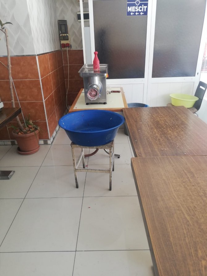 Zabıta Ekipleri İzinsiz Kıyma Çekenleri Denetledi