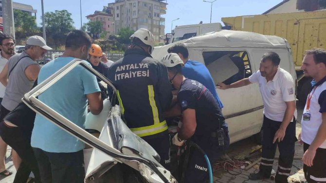 Kaza Sonrası Araçta Sıkışan Sürücü İçin Vatandaşlar Ve Ekipler Seferber Oldu