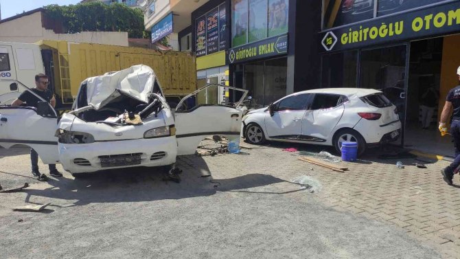 Kaza Sonrası Araçta Sıkışan Sürücü İçin Vatandaşlar Ve Ekipler Seferber Oldu