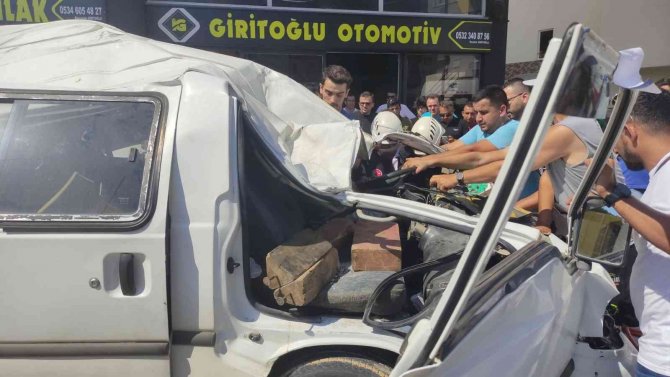 Kaza Sonrası Araçta Sıkışan Sürücü İçin Vatandaşlar Ve Ekipler Seferber Oldu