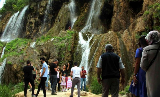 Girlevik Şelalesi Bayramda Da Vatandaşların Uğrak Yeri Oldu