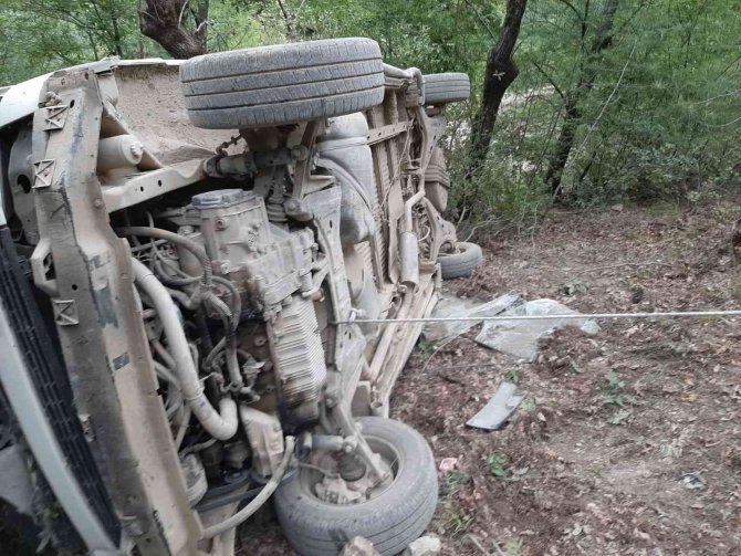 Amasya’da Otomobil Uçuruma Yuvarlandı: 4 Yaralı