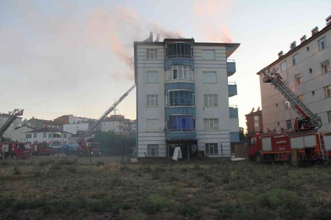 Elazığ’da Çatı Yangını Korkuttu: 1 Saatlik Çalışmayla Söndürüldü
