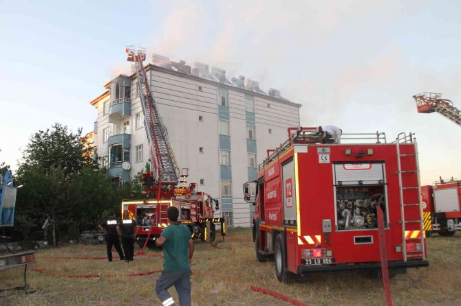 Elazığ’da Çatı Yangını Korkuttu: 1 Saatlik Çalışmayla Söndürüldü