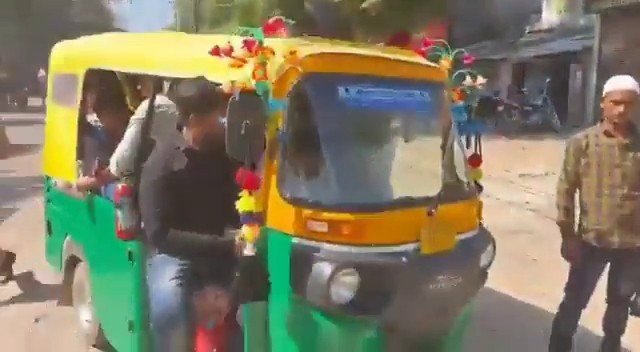 Hindistan’da 3 Kişilik Araca 27 Kişi Bindi