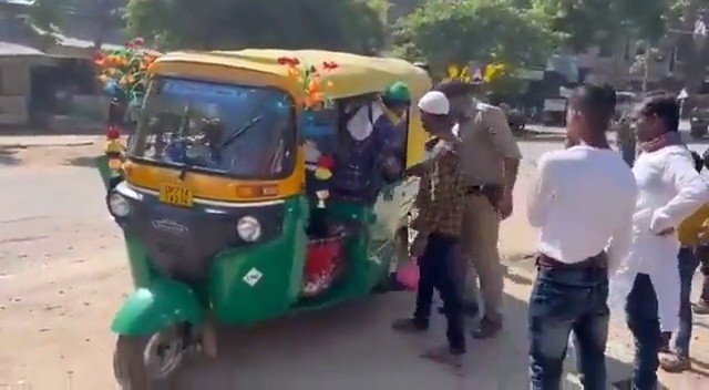 Hindistan’da 3 Kişilik Araca 27 Kişi Bindi