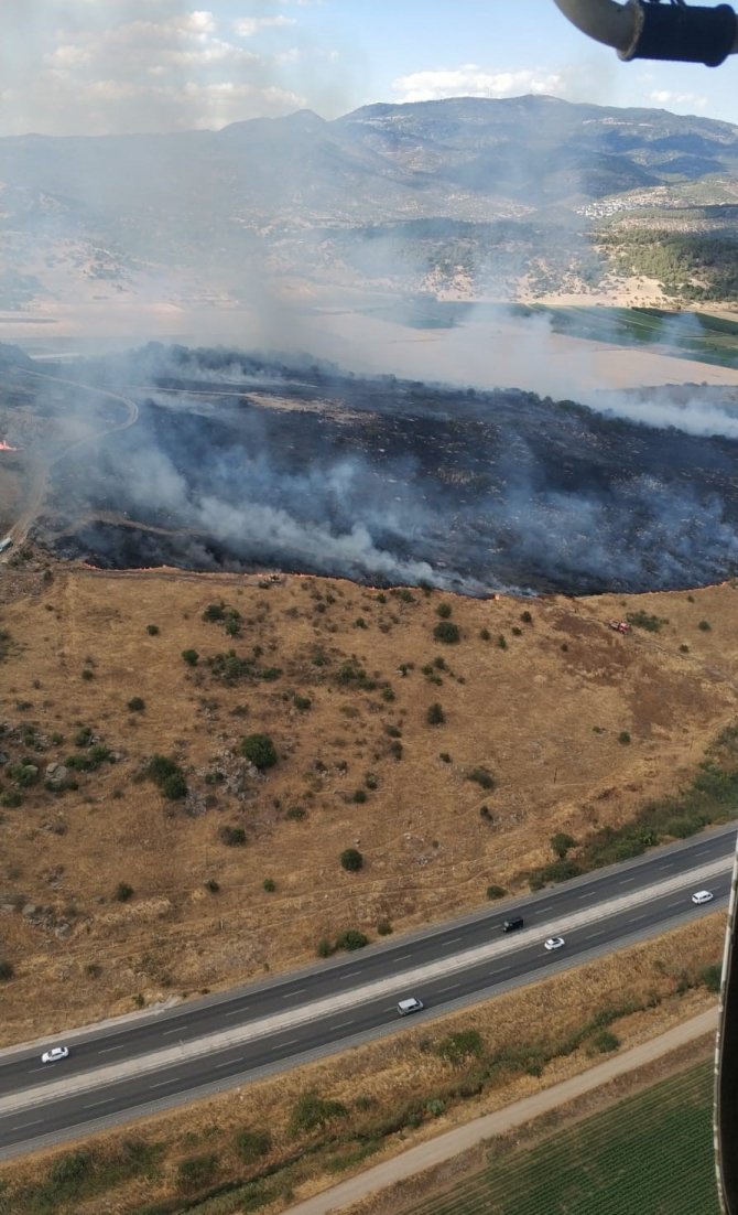 İ̇zmir’de Otluk Alanda Yangın