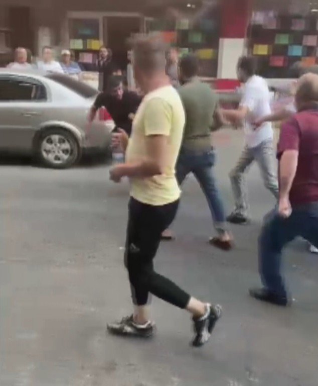 Kavgayı Ayıran Polis Yaralandı, Vatandaşlar Saldırganları Linç Etmek İstedi