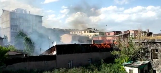 Kars’ta Tarihi Metruk Binadaki Yangın Çevre Evlere Sıçradı