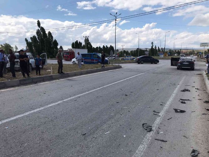 Tokat’ta 5 Kişinin Yaralandığı Kaza Güvenlik Kamerasına Yansıdı