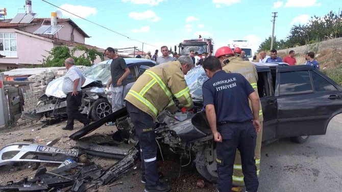 Feci Kaza, İki Otomobil Kafa Kafaya Çarpıştı: 10 Yaralı