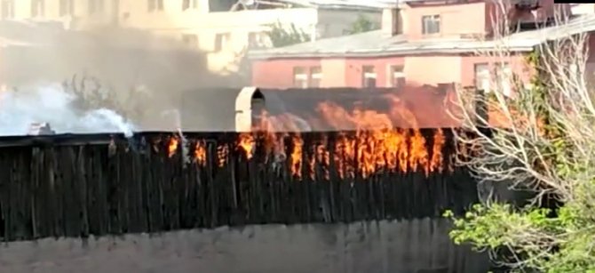 Kars’ta Tarihi Metruk Binadaki Yangın Çevre Evlere Sıçradı