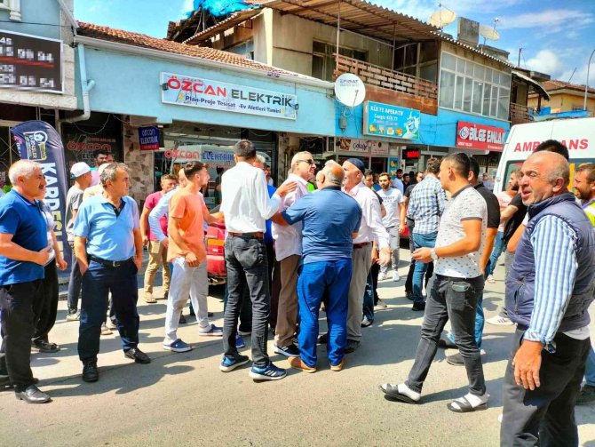 Paniği Faciaya Yol Açtı, Aracıyla Kahvehaneye Daldı: 7 Yaralı