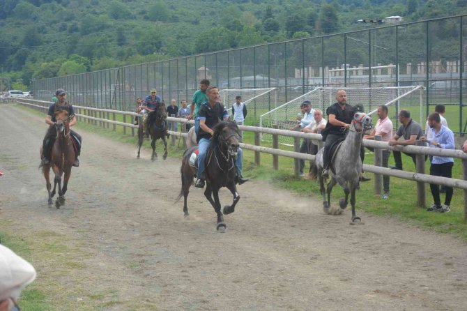 Ordu’da Atlar Kıyasıya Yarıştı