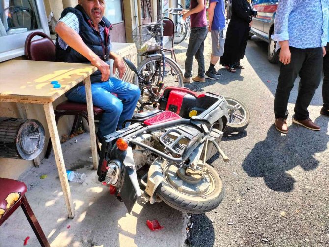Paniği Faciaya Yol Açtı, Aracıyla Kahvehaneye Daldı: 7 Yaralı