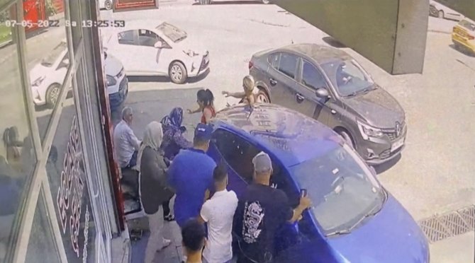 Otomobil Yayaların Arasına Daldı