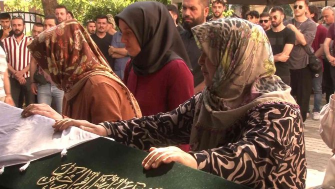 Şişli’deki Kazada Hayatını Kaybeden Genç Kız Toprağa Verildi