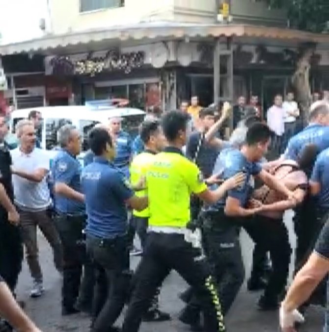 Kavgayı Ayıran Polis Yaralandı, Vatandaşlar Saldırganları Linç Etmek İstedi