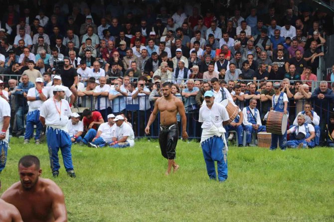16. Kunduz Yağlı Güreşleri’nin Başpehlivanı Mustafa Taş Oldu
