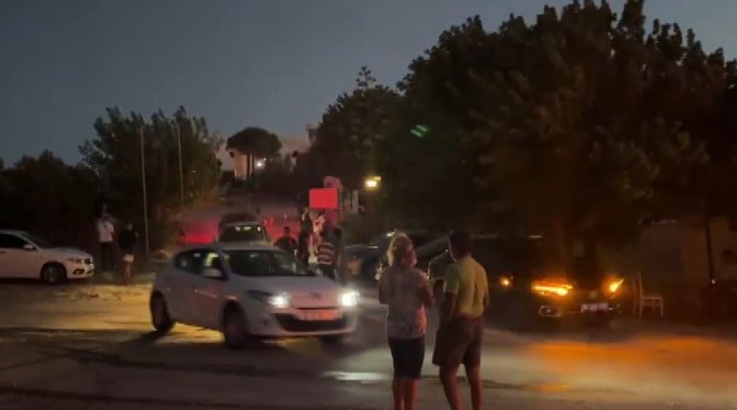 Çeşme’de Yangın Sebebiyle 2 Site Boşaltıldı