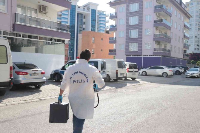 Genç Kız Babasının Evinde Ölü Bulundu