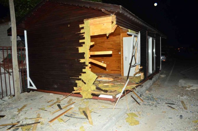 Kulübeye Çarpan Araç Takla Attı: 1 Yaralı