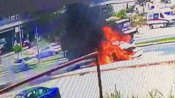 Seyir Halinde Alev Alan Otomobilden İnip Araç Yanarken Bagajdaki Valizleri Kurtarmanın Derdine Düştüler