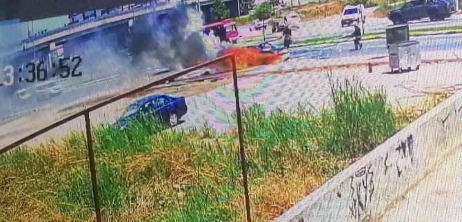 Seyir Halinde Alev Alan Otomobilden İnip Araç Yanarken Bagajdaki Valizleri Kurtarmanın Derdine Düştüler