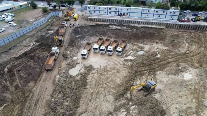 Göle Dönen Şantiyedeki Hafriyat Kamyonlarını Kurtarma Çalışması Sürüyor