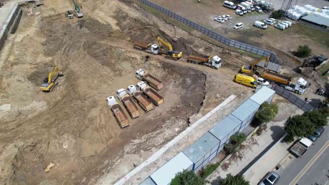 Göle Dönen Şantiyedeki Hafriyat Kamyonlarını Kurtarma Çalışması Sürüyor