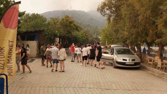 Datça’daki Orman Yangınında Vatandaşlar Güvenli Bölgelere Sevk Ediliyor