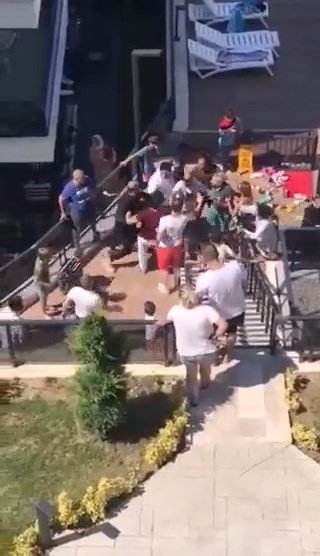 Havuza Girmek İsteyen Site Sakinleri Kavgaya Tutuştu