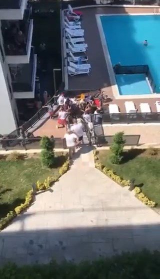 Havuza Girmek İsteyen Site Sakinleri Kavgaya Tutuştu