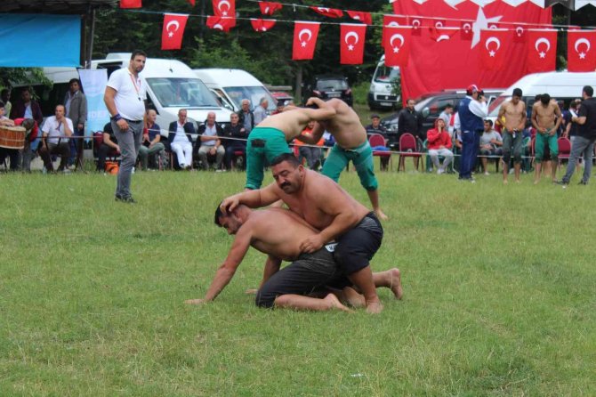 Pehlivanlar Çarpışınca Rakiplerini Şaşırıp Birbirlerine Girdiler