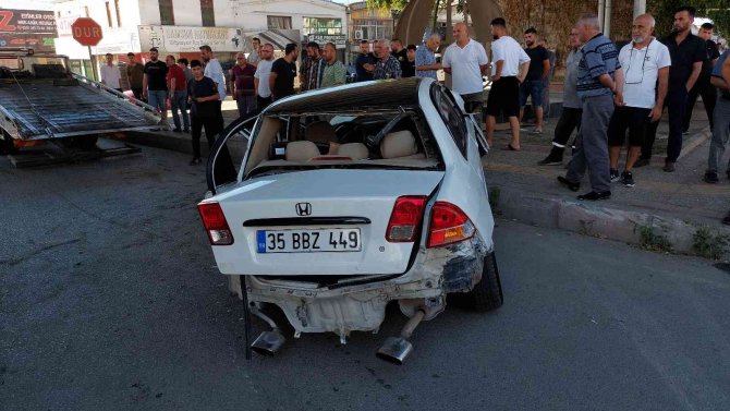 Minibüs Otomobile Çarptı, 2 Kişi Yaralandı: Kaza Anı Kamerada
