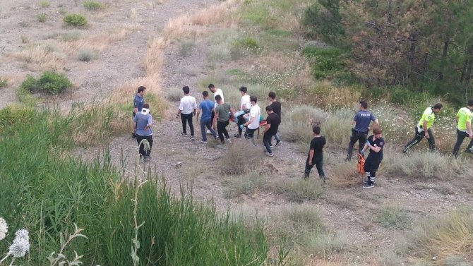 Motosiklet Uçuruma Yuvarlandı: 3 Yaralı