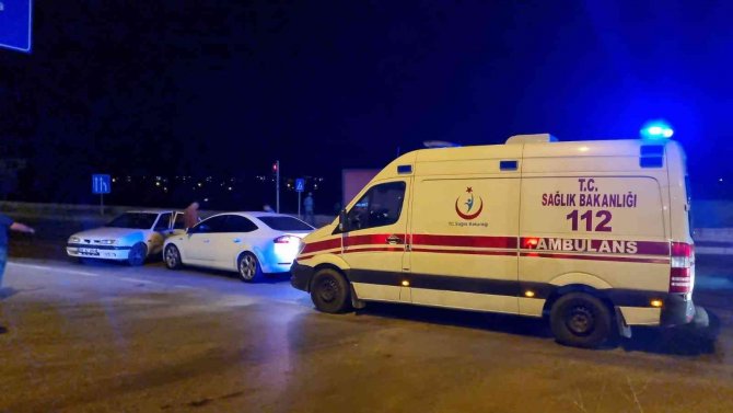 Kavşakta İki Otomobil Çarpıştı: 6 Yaralı