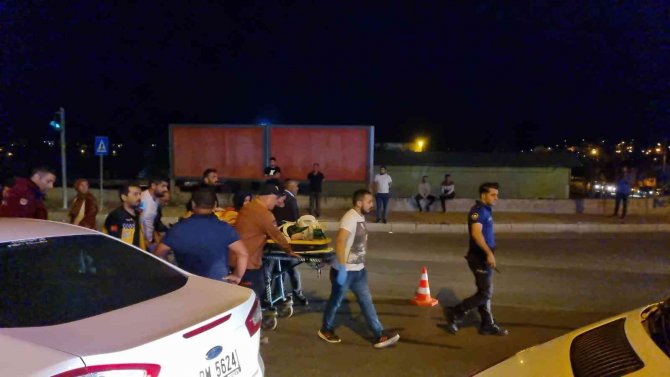 Kavşakta İki Otomobil Çarpıştı: 6 Yaralı