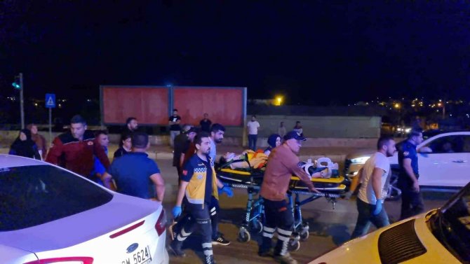 Kavşakta İki Otomobil Çarpıştı: 6 Yaralı