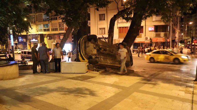 Kavşakta Çarpışan Otomobiller Parka Devrildi