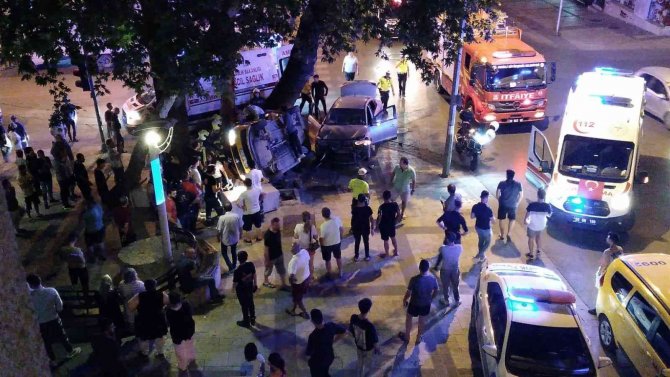 Kavşakta Çarpışan Otomobiller Parka Devrildi